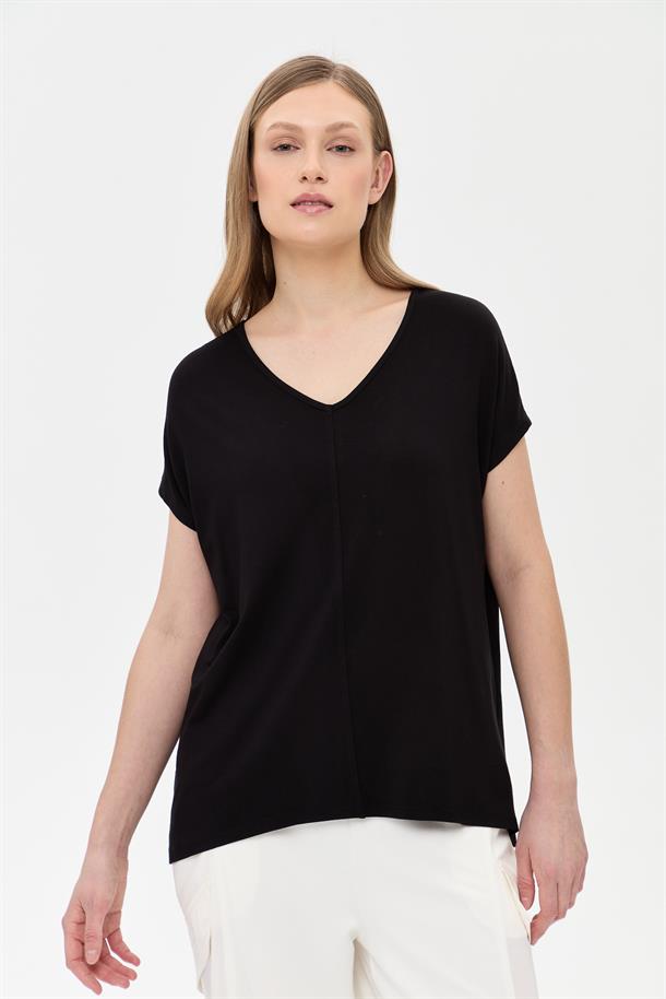 V Yaka Önü Dikiş Detaylı Tişört-SİYAH