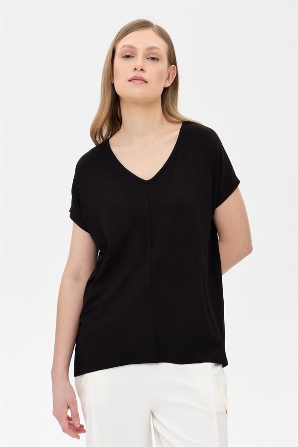 V Yaka Önü Dikiş Detaylı Tişört-SİYAH