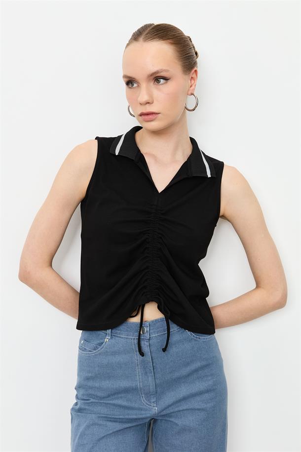 Yaka Detaylı Kolsuz Bluz-SİYAH