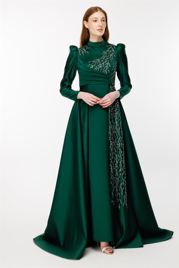 Yaka Ve Eteği İşlemeli Kuyruklu Abiye-ZÜMRÜT