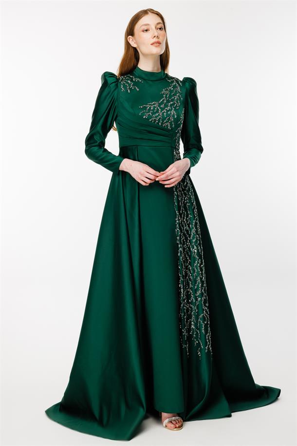 Yaka Ve Eteği İşlemeli Kuyruklu Abiye-ZÜMRÜT