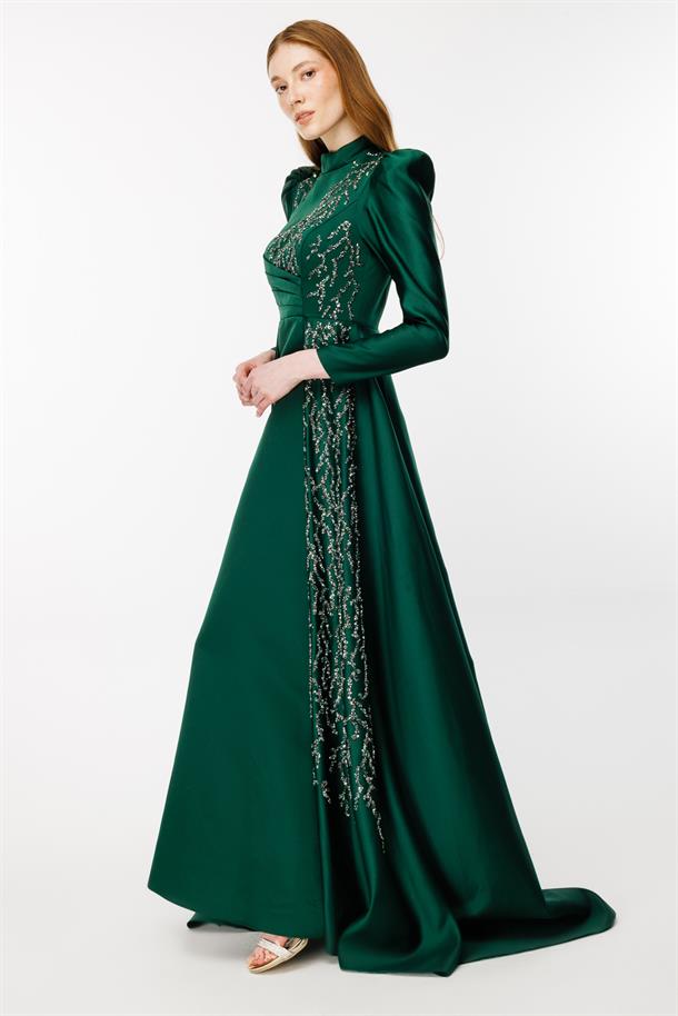 Yaka Ve Eteği İşlemeli Kuyruklu Abiye-ZÜMRÜT