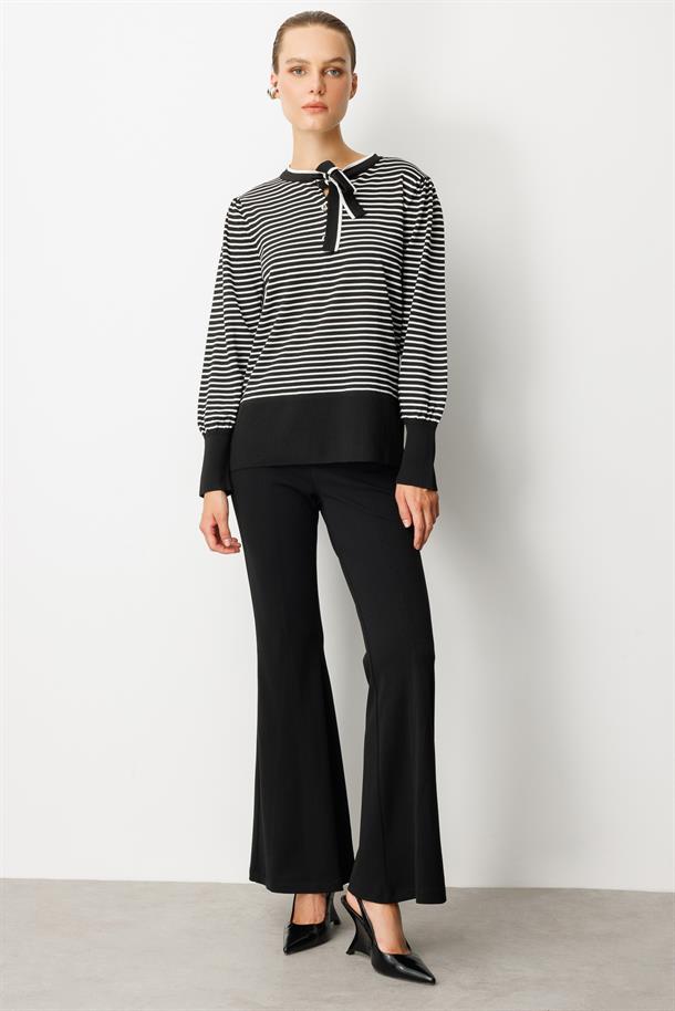 Yakası Bağlama Detaylı Çizgili Triko Kazak-SİYAH