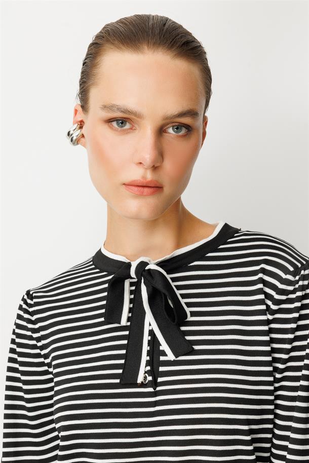 Yakası Bağlama Detaylı Çizgili Triko Kazak-SİYAH