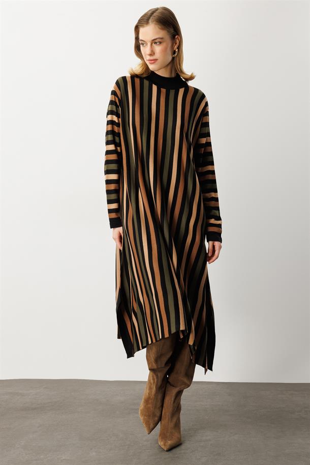 Yırtmaç Detay Çizgili Triko Elbise-SİYAH