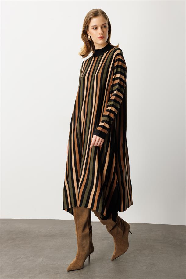 Yırtmaç Detay Çizgili Triko Elbise-SİYAH