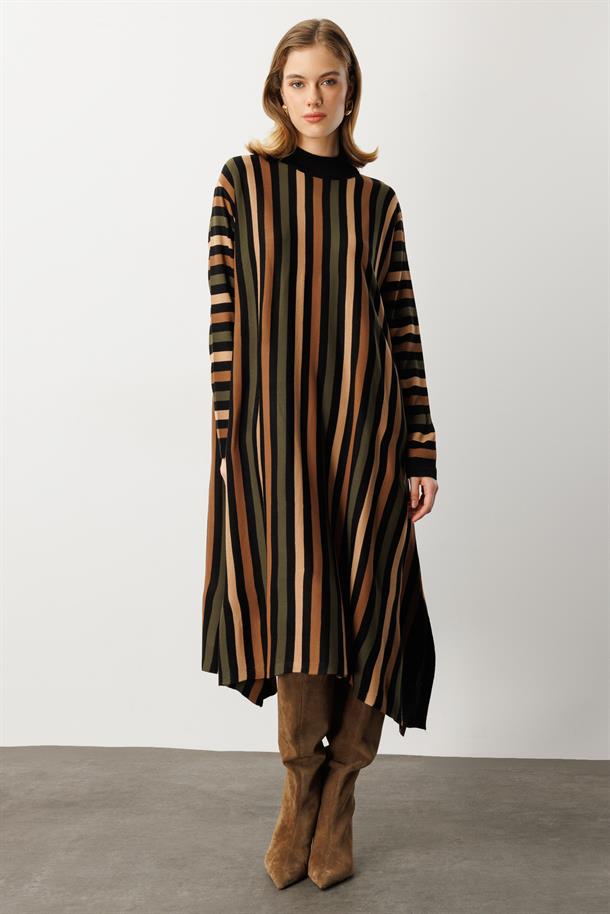 Yırtmaç Detay Çizgili Triko Elbise-SİYAH