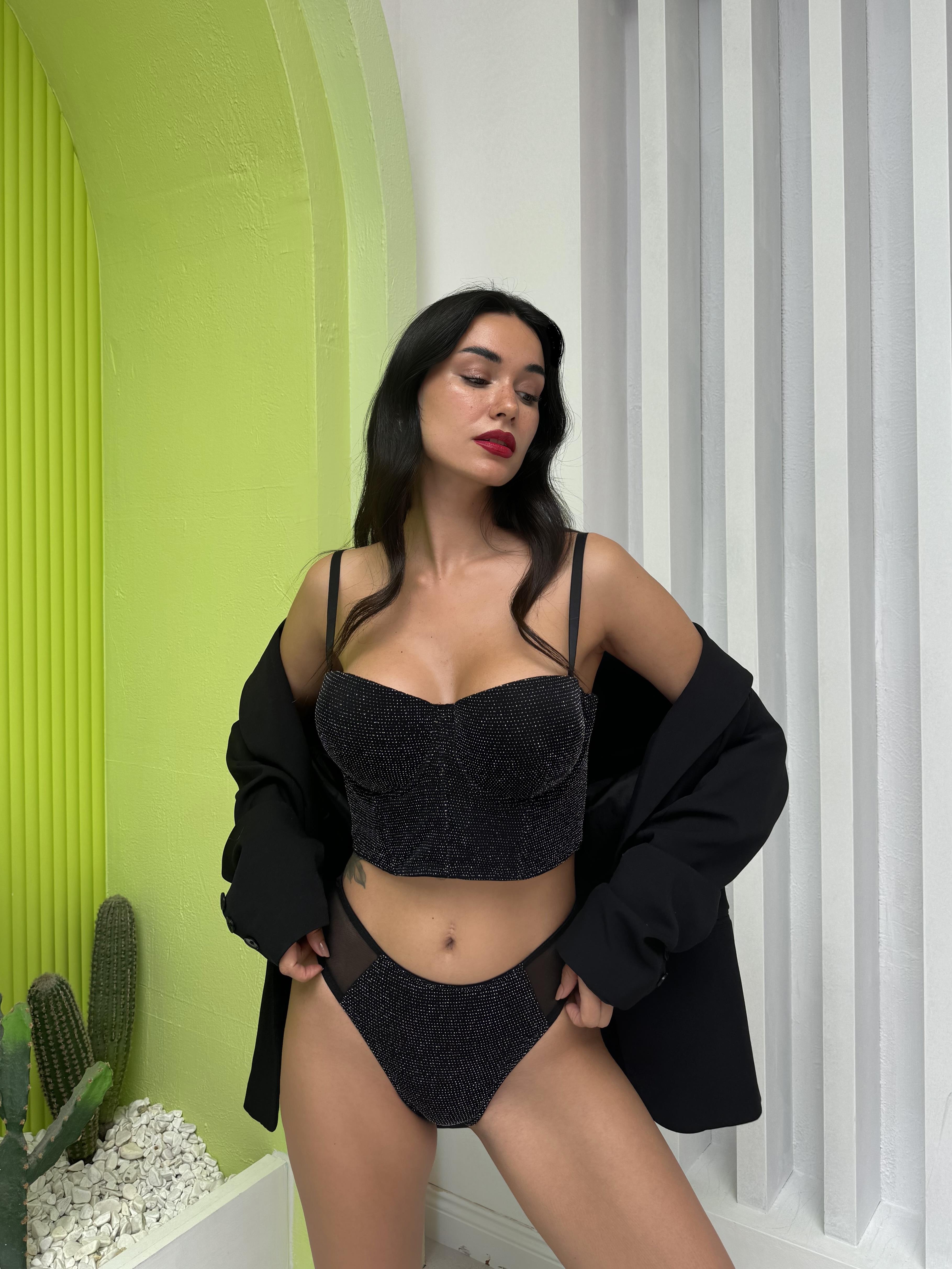 Eleonora Parlak Destekli Siyah Bustiyer Takım (681T)
