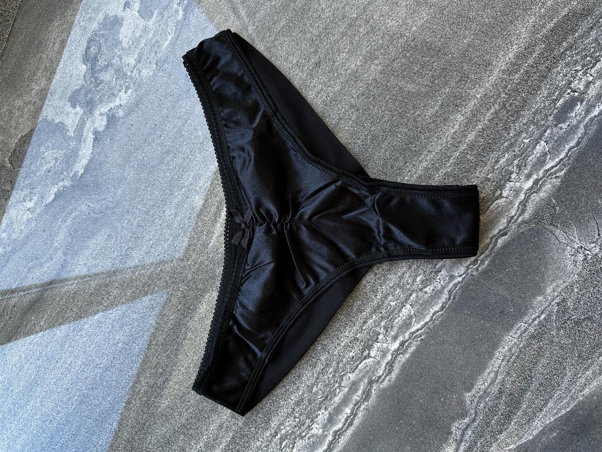 Kurdale Detay Parlak Siyah Tanga