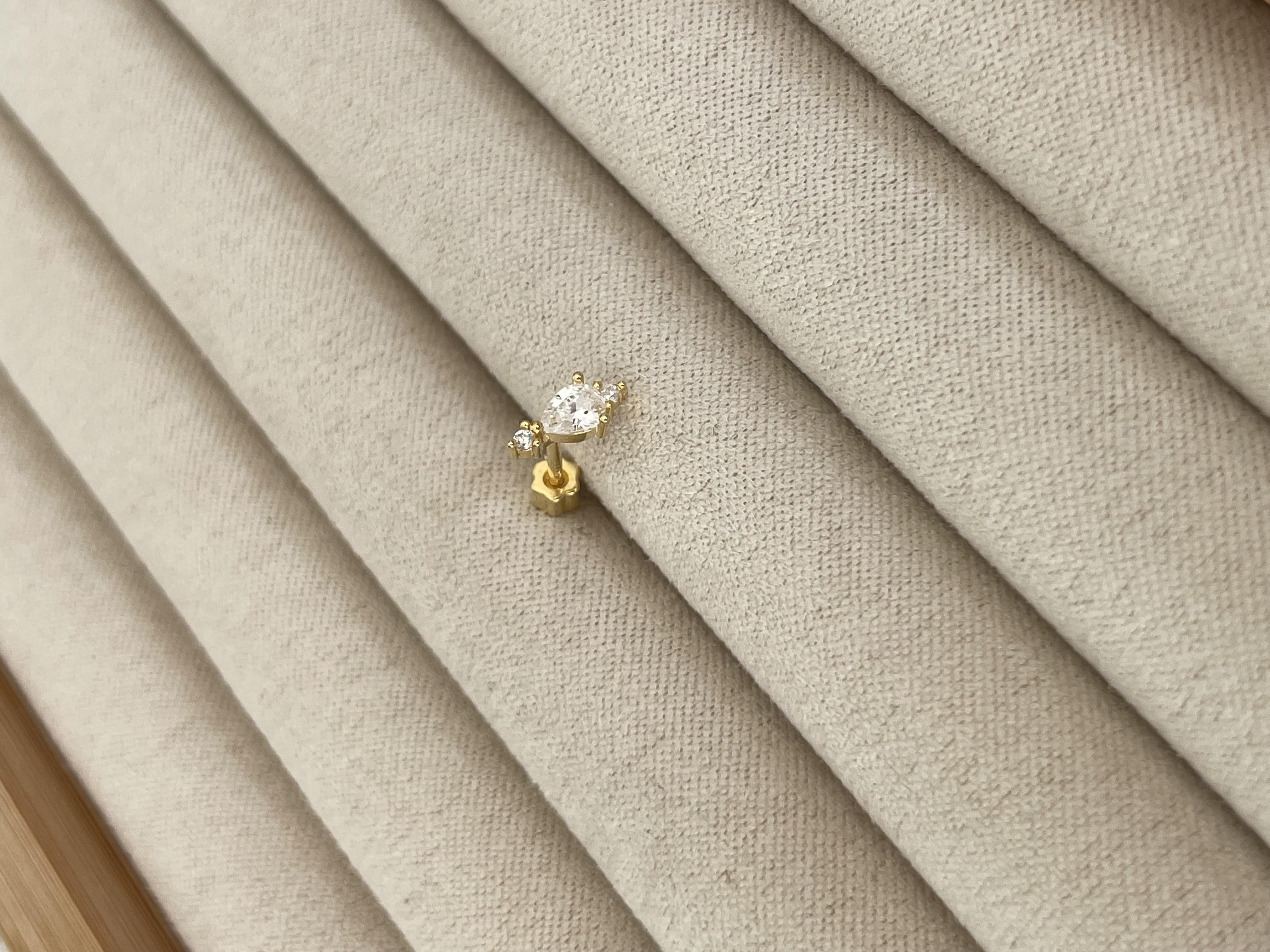 Köşeli Taşlı Piercing
