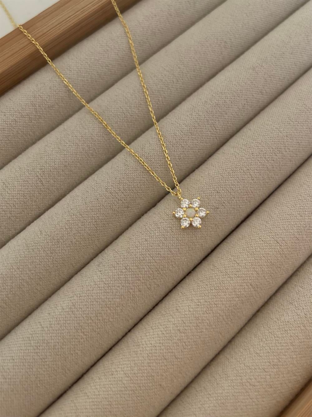 Ortası Opal Taşlı Çiçek Kolye