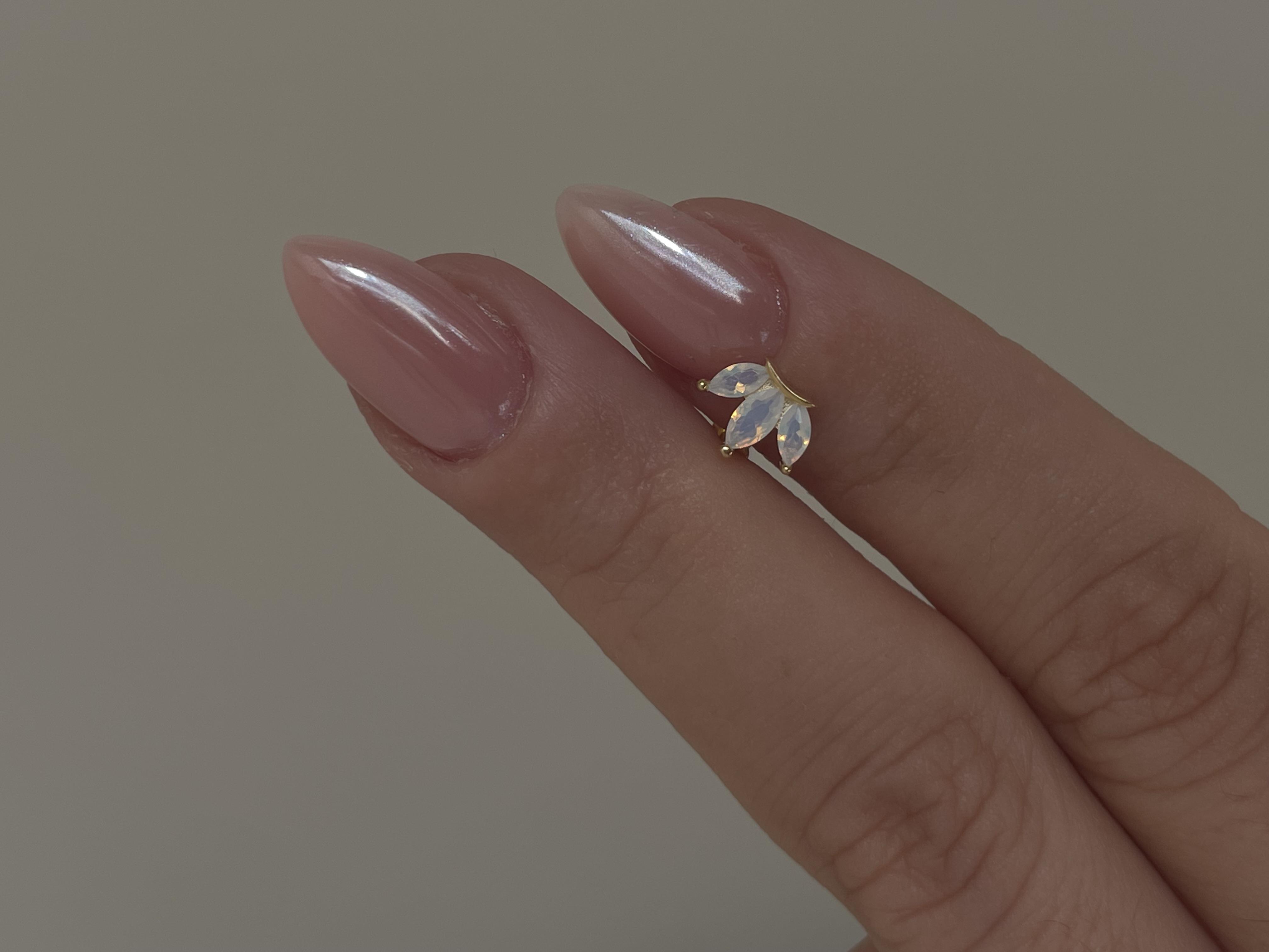 Ay Taşlı Lotus Piercing