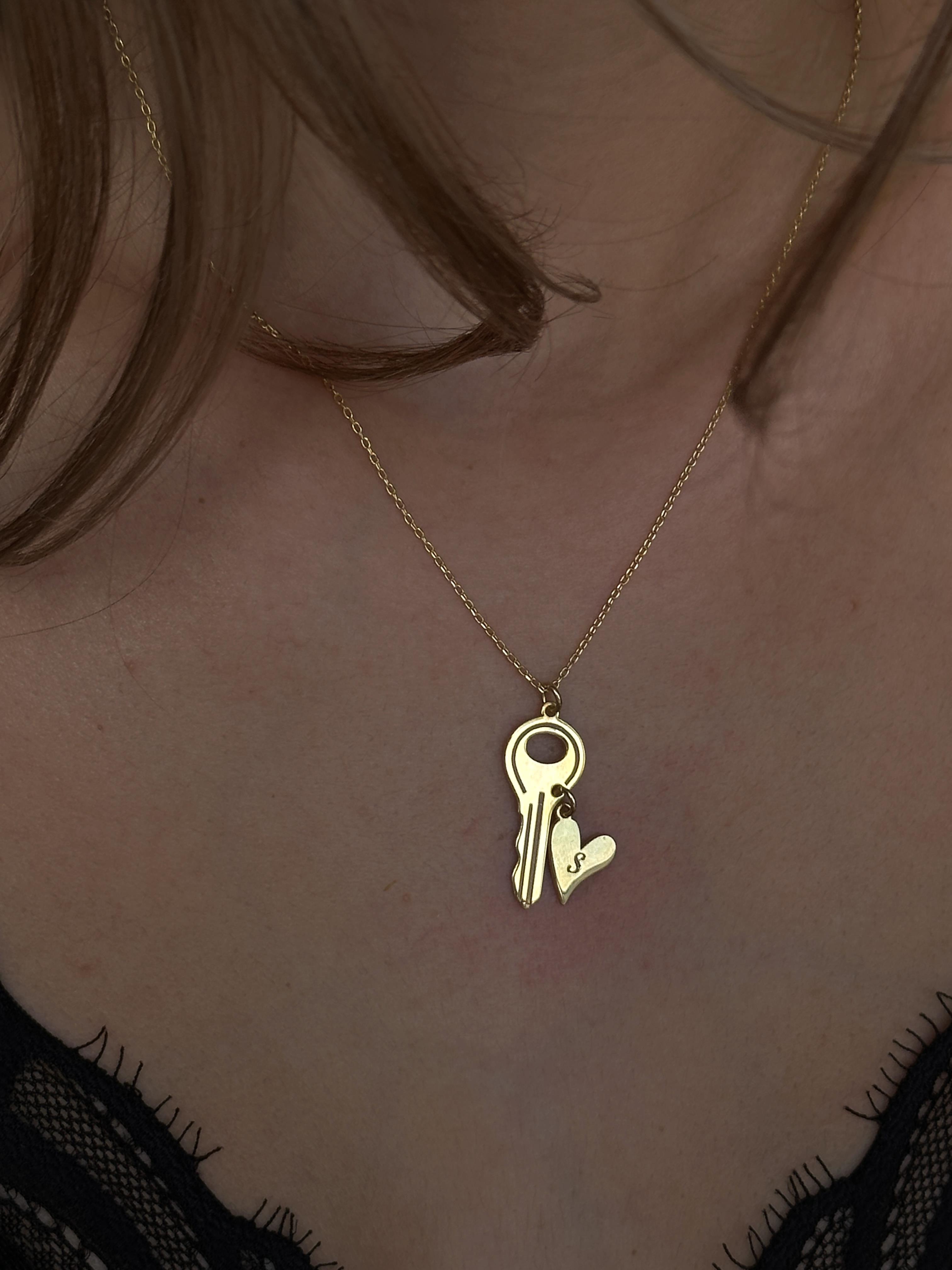 Harfli Kalp Detaylı Anahtar Kolye