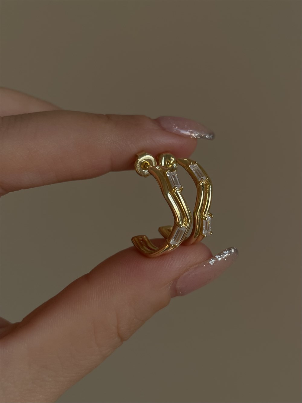 Kıvrımlı Baget Taşlı Küpe
