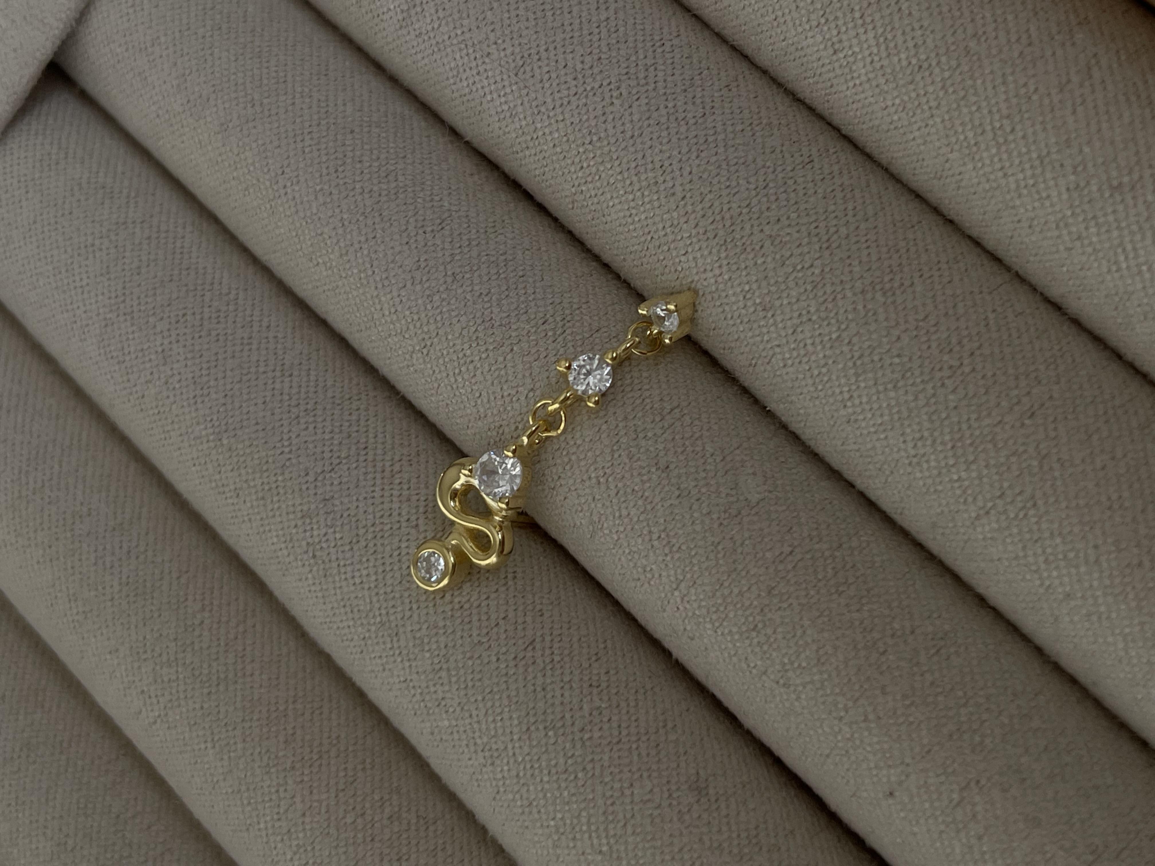 Kıvrımlı Taş Detaylı Küpe
