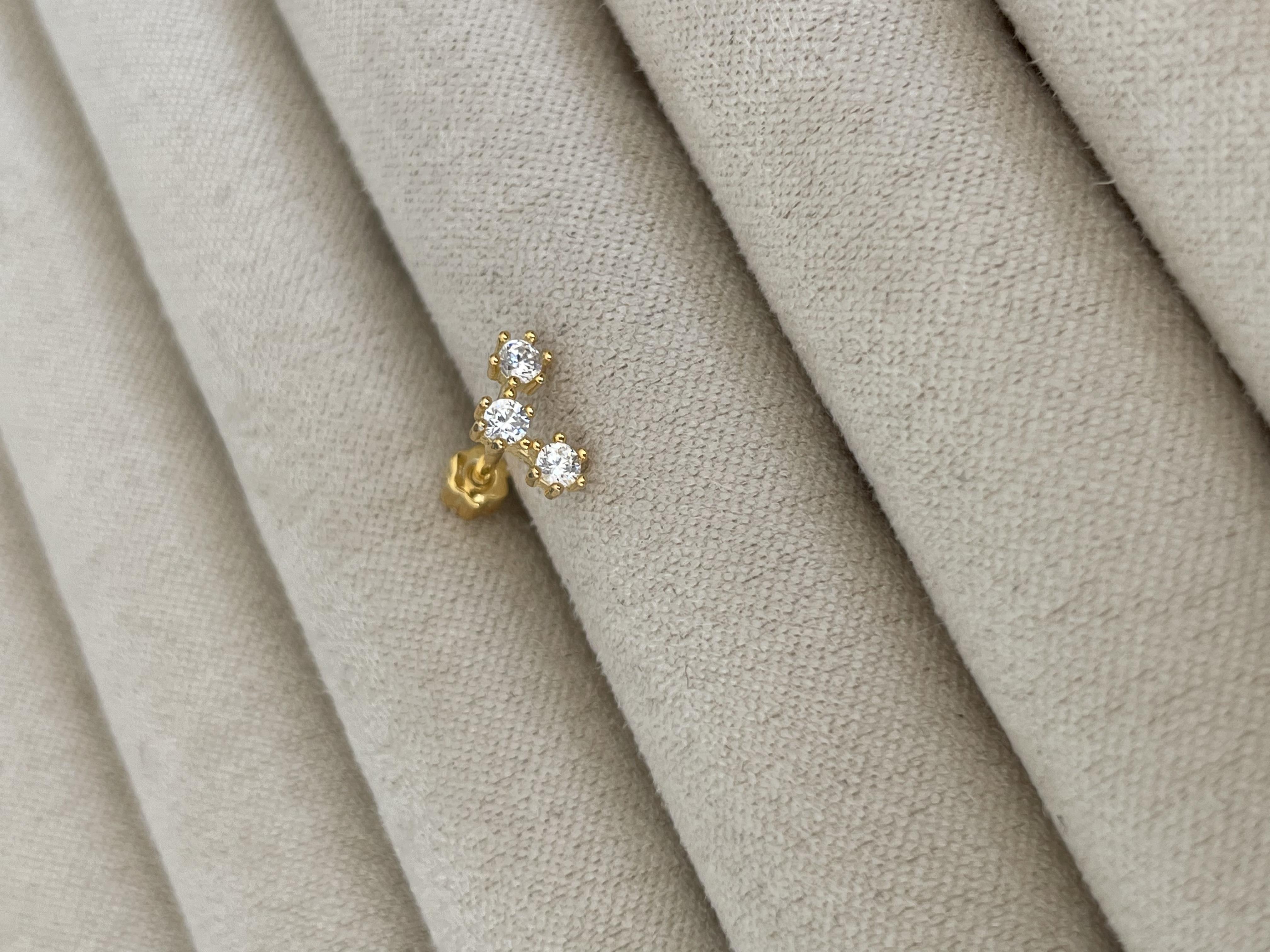 Kıvrımlı Üç Taşlı Piercing