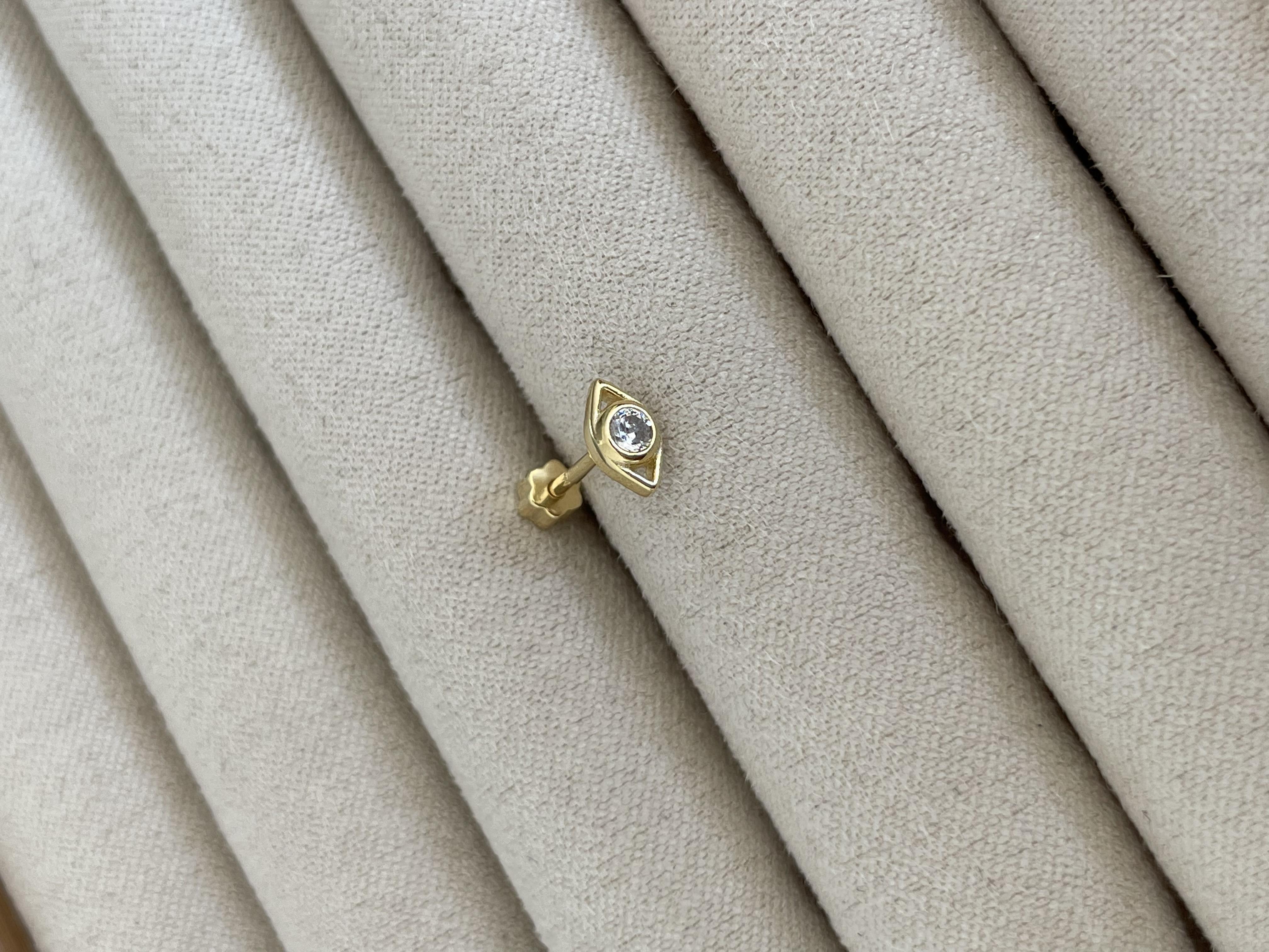 Ortası Beyaz Taşlı Göz Piercing