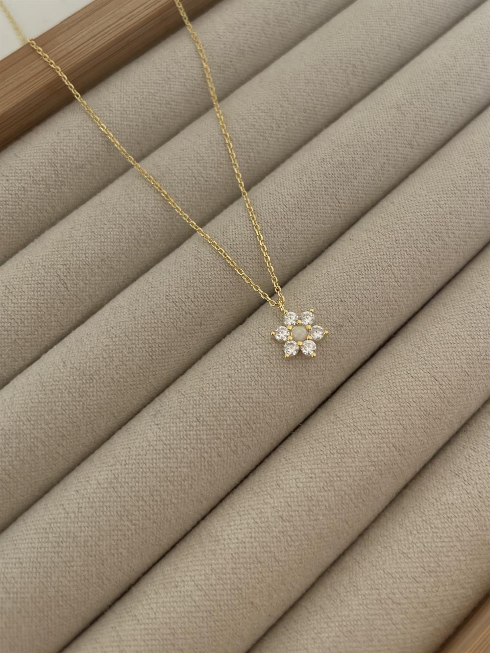 Ortası Opal Taşlı Çiçek Kolye
