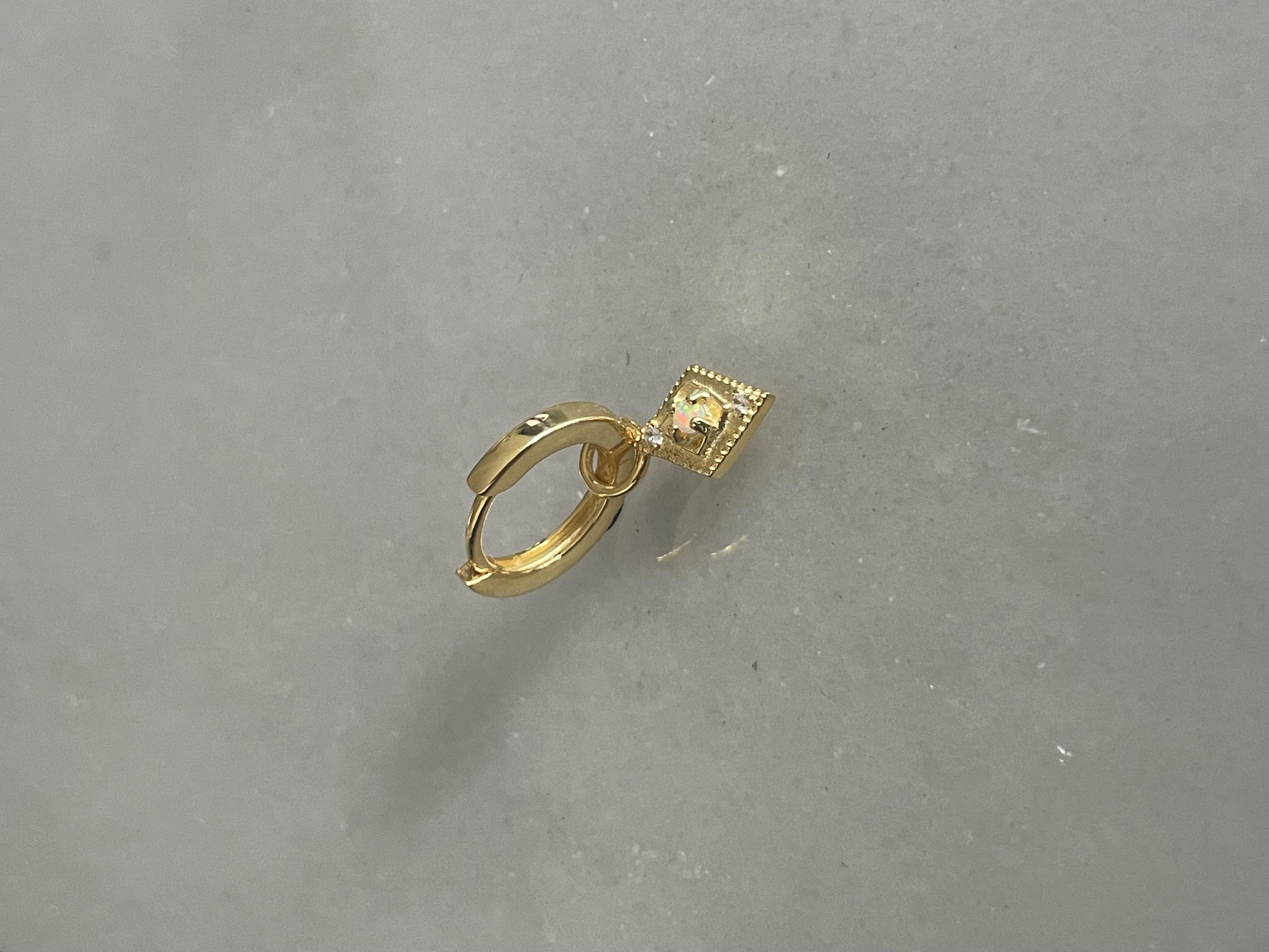 Ortası Opal Taşlı Üçgen Halka Küpe