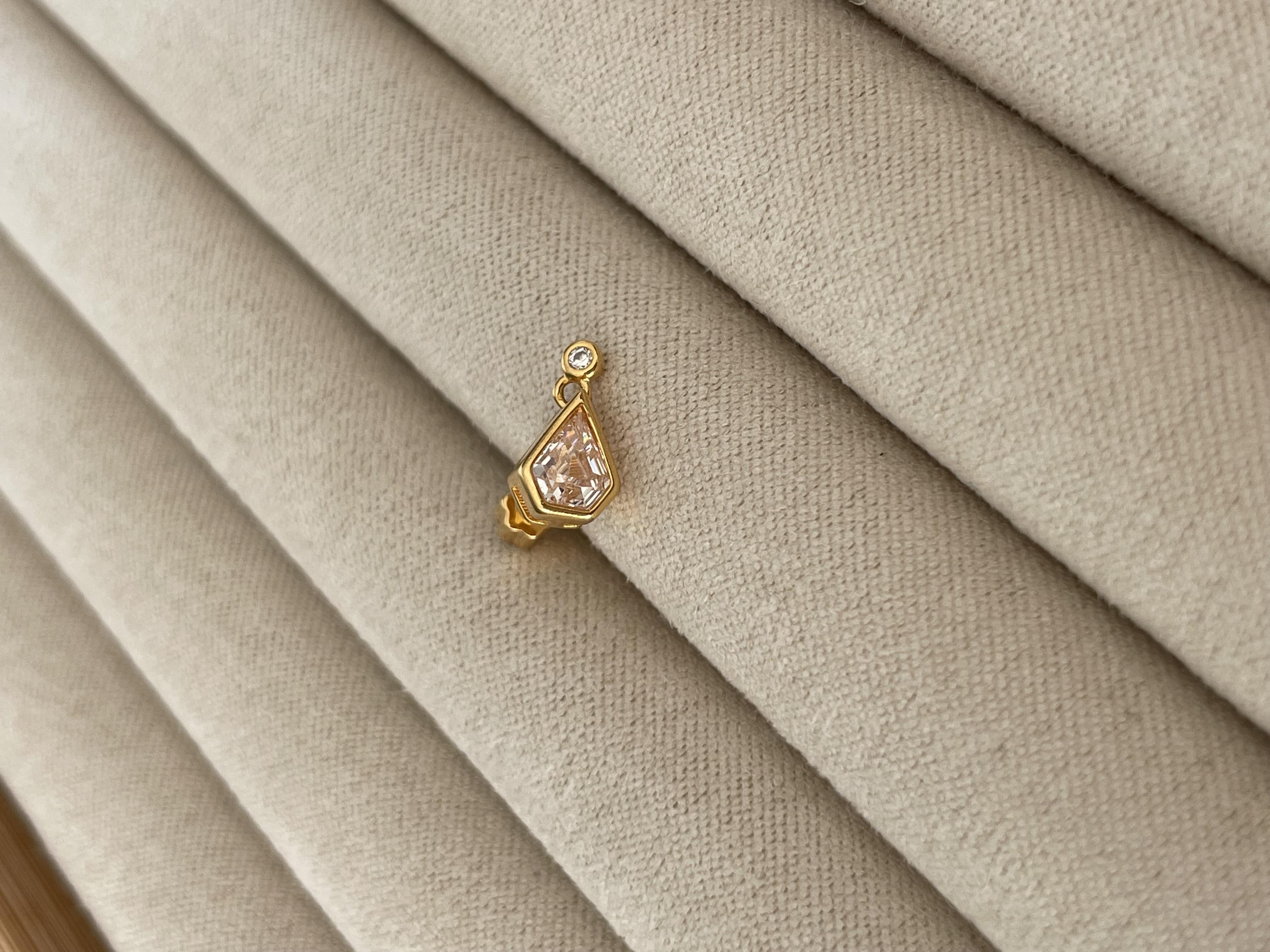 Taş Sallantılı Şekilli Piercing