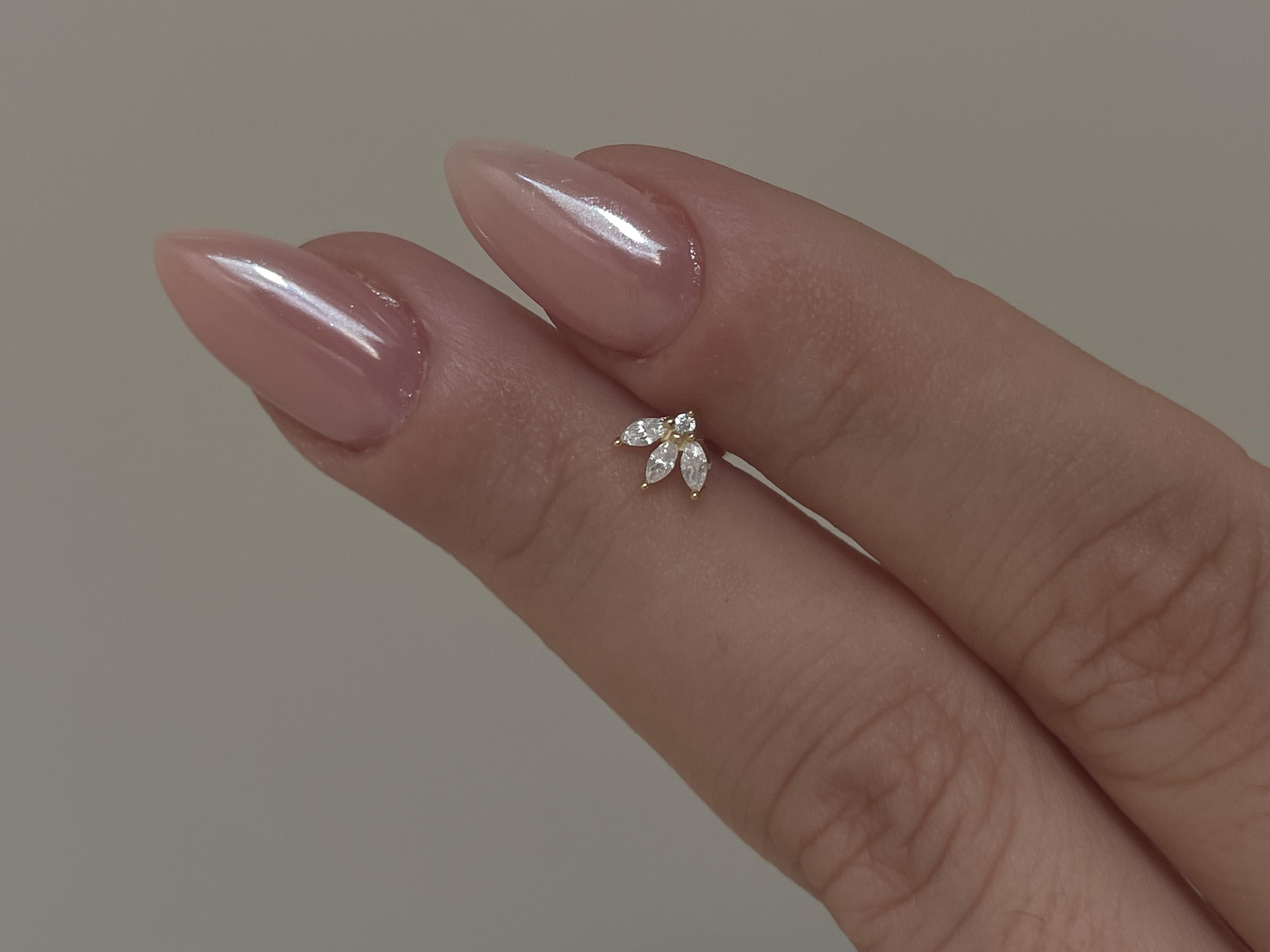 Taşlı Lotus Şekilli Piercing