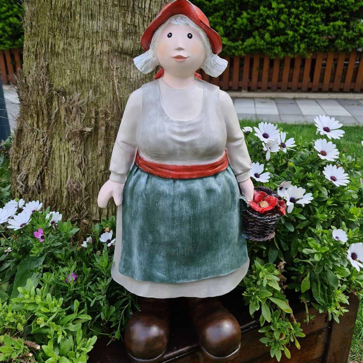 Çiftçi Kadın Heykeli 