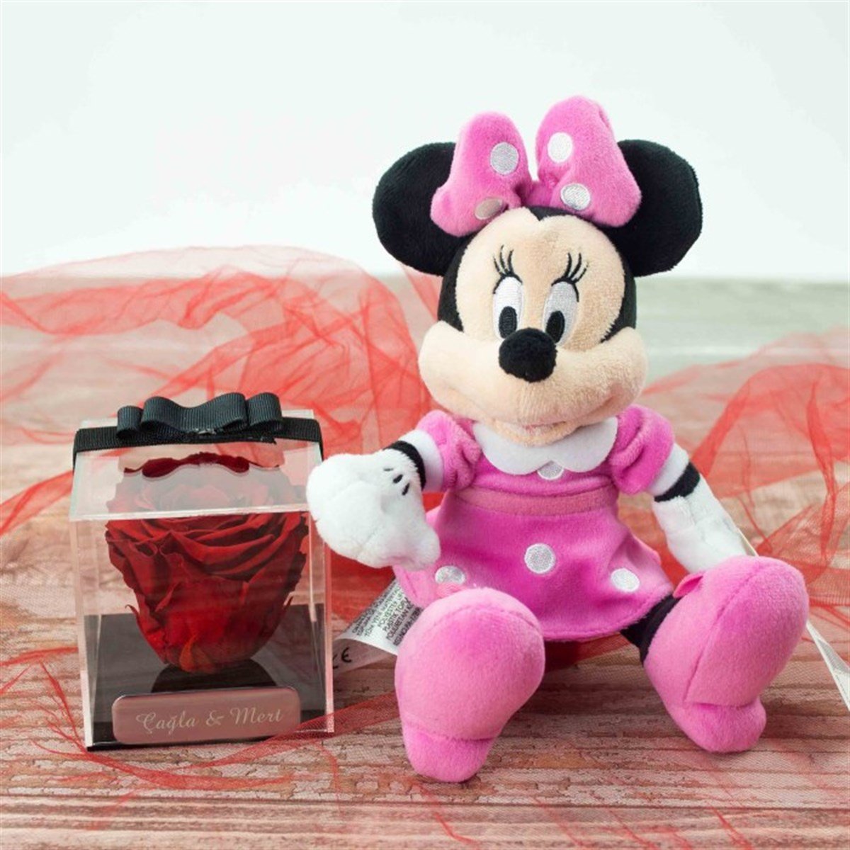 İsme Özel Kırmızı Solmayan Gül ve Minnie Mouse Peluş Aranjmanı 