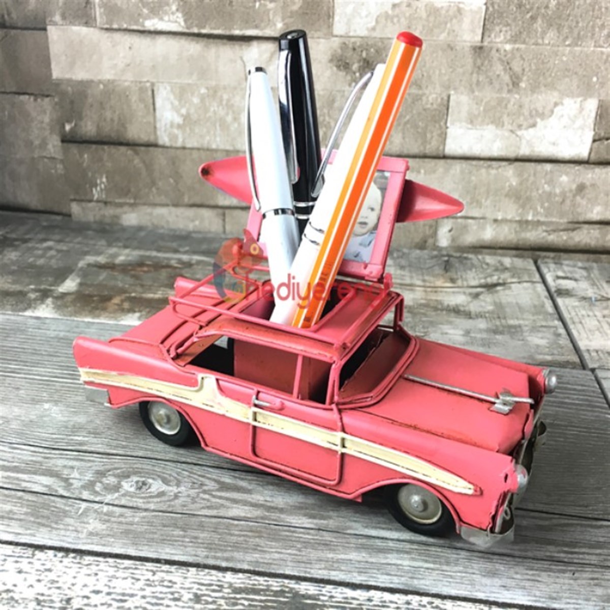 Nostaljik Metal Pembe Chevrolet Kalemlikli ve Resim Çerçeveli