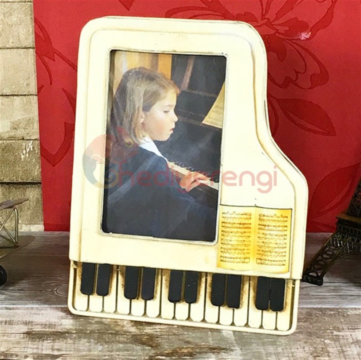 Piyano Tasarımlı Retro Resim Çerçevesi Metal Beyaz