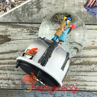 Sevgiliye Hediye Sokak Lambası Altında Buluşan Romantik Çift Kar Küresi ve Müzik Kutusu Büyük Boy