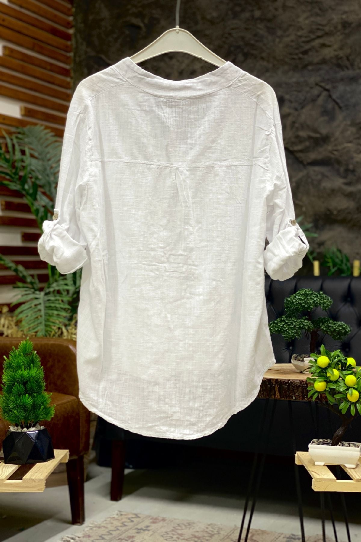 Linen blouse with dominant collar buttons