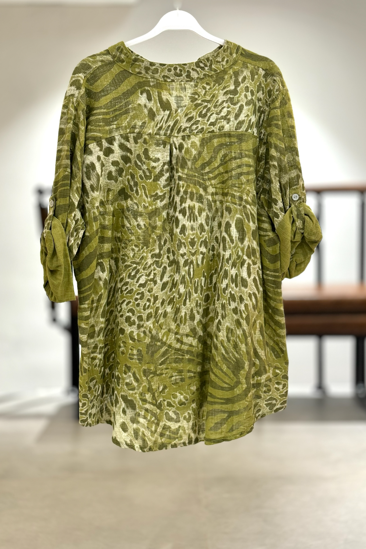 Leopar Desen 3 Düğme İthal Keten Gömlek