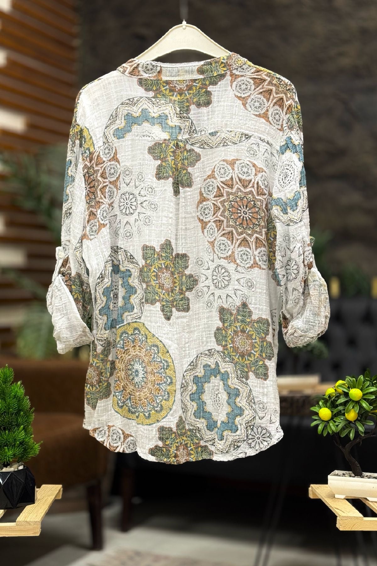 Mandala Ve Çiçek Desen Hakim Yaka Keten Gömlek