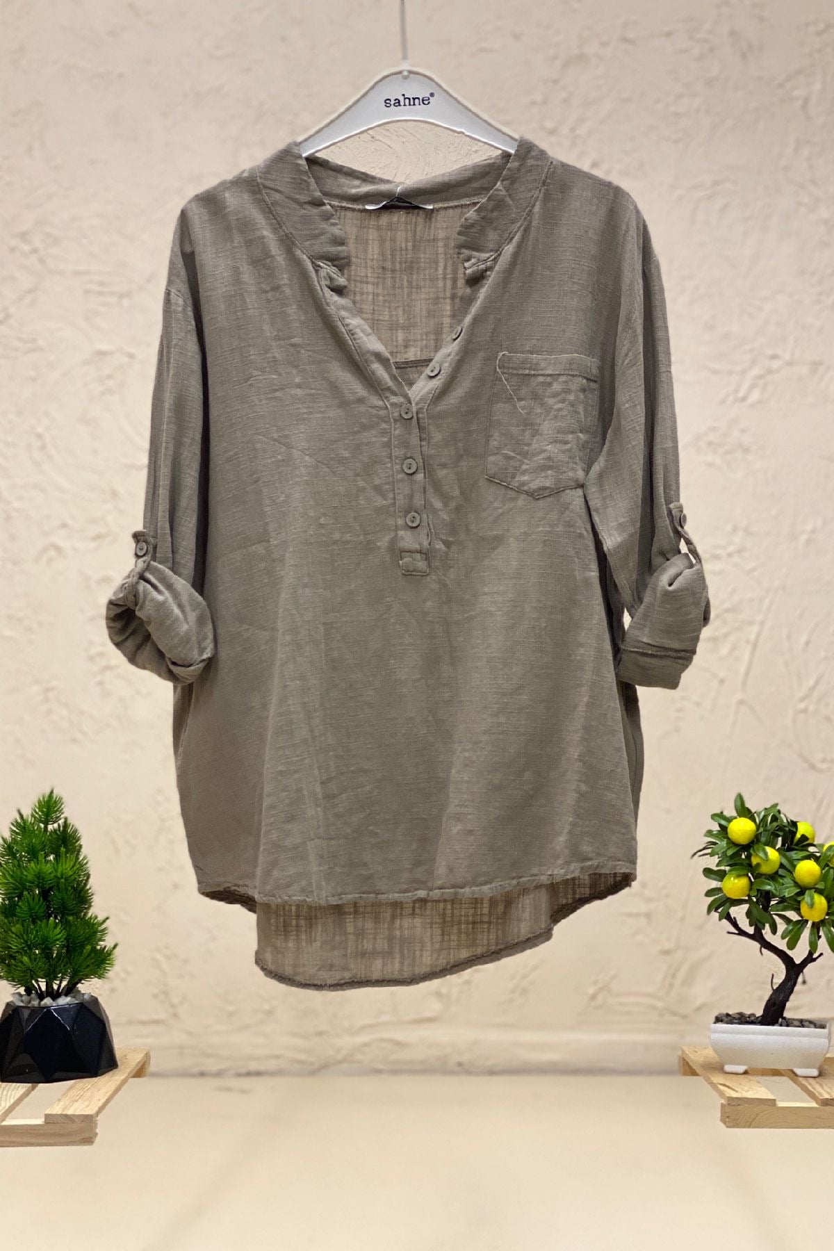 Linen blouse with dominant collar buttons