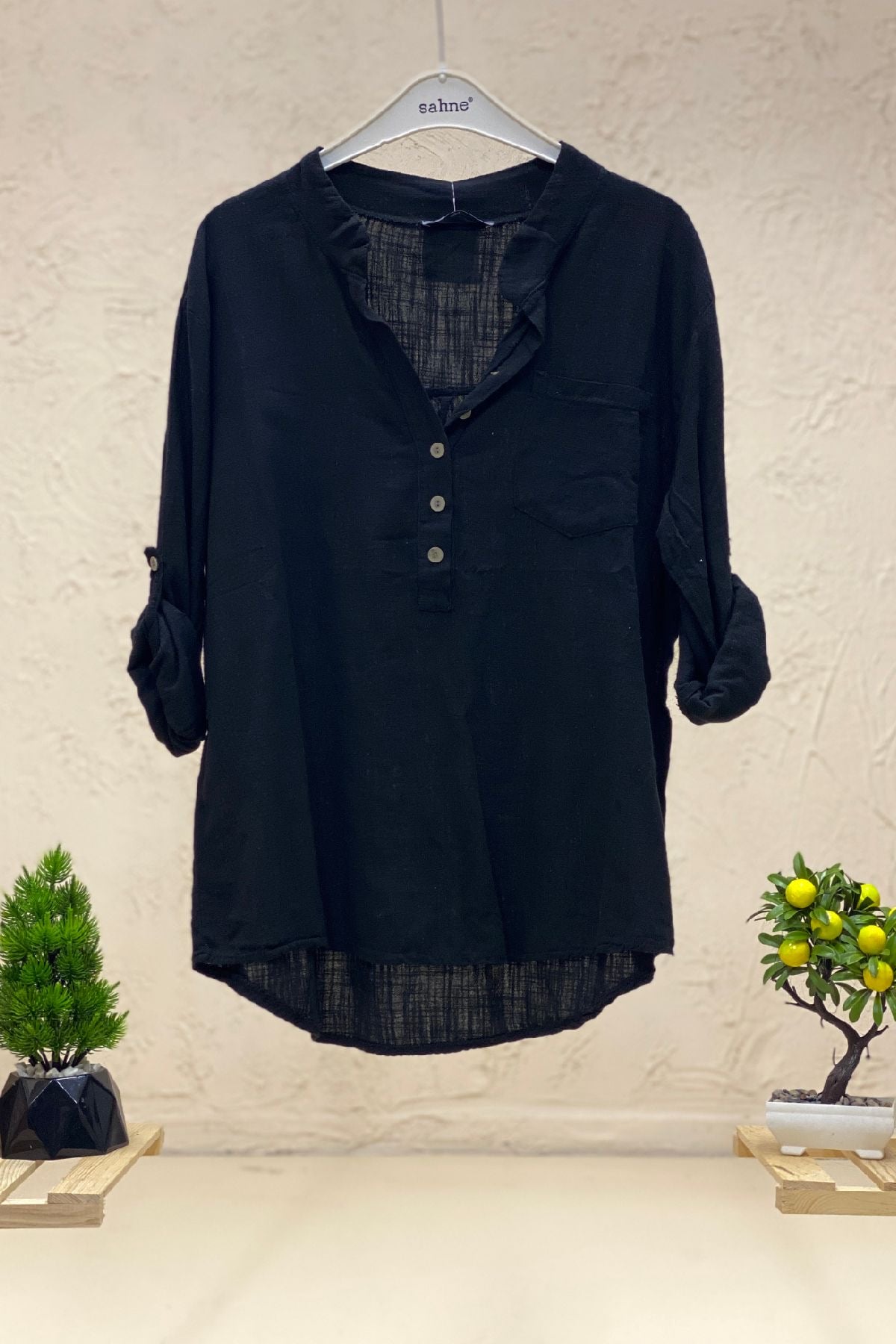 Linen blouse with dominant collar buttons