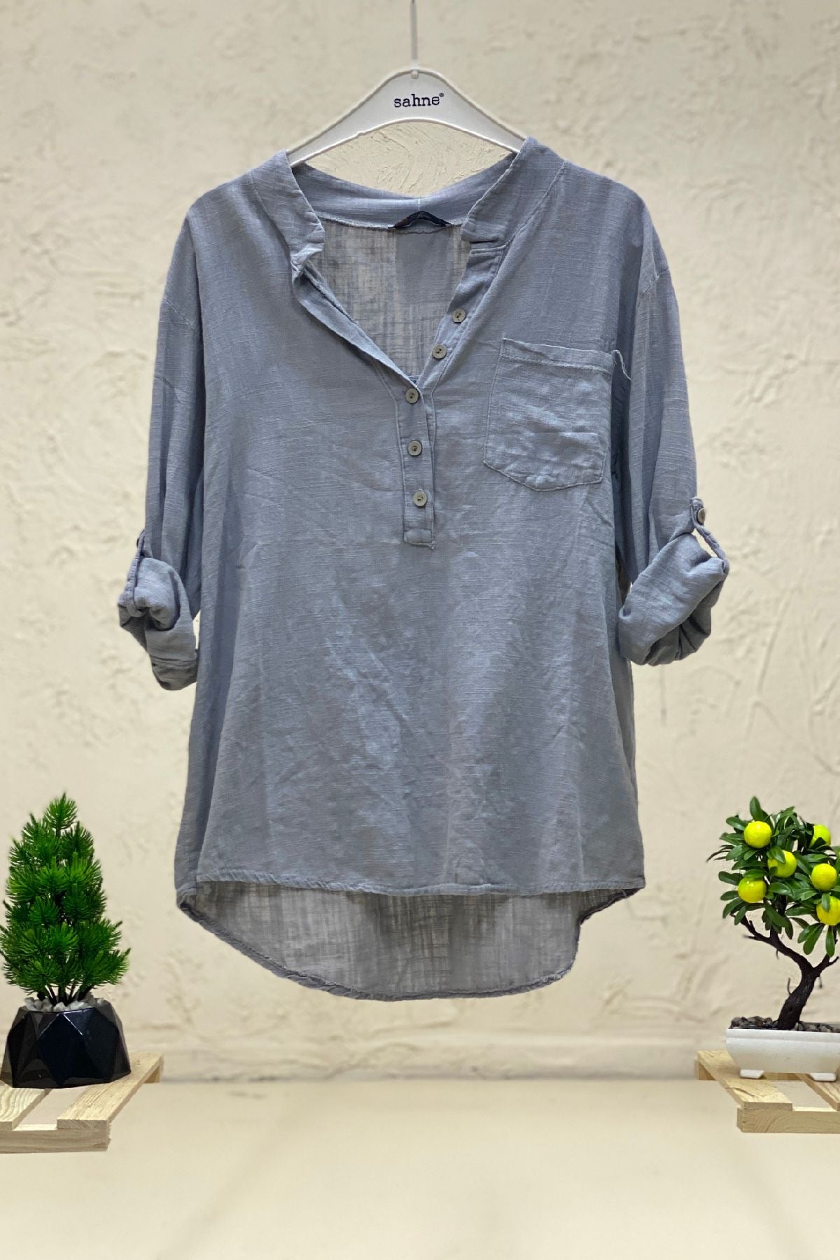 Linen blouse with dominant collar buttons