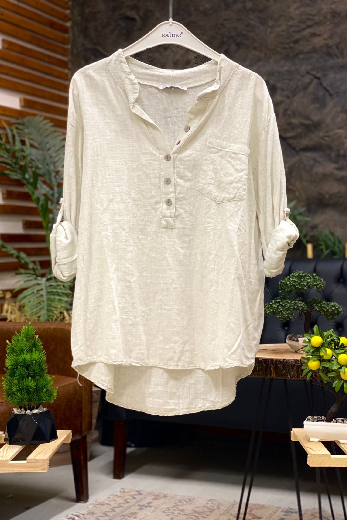Linen blouse with dominant collar buttons