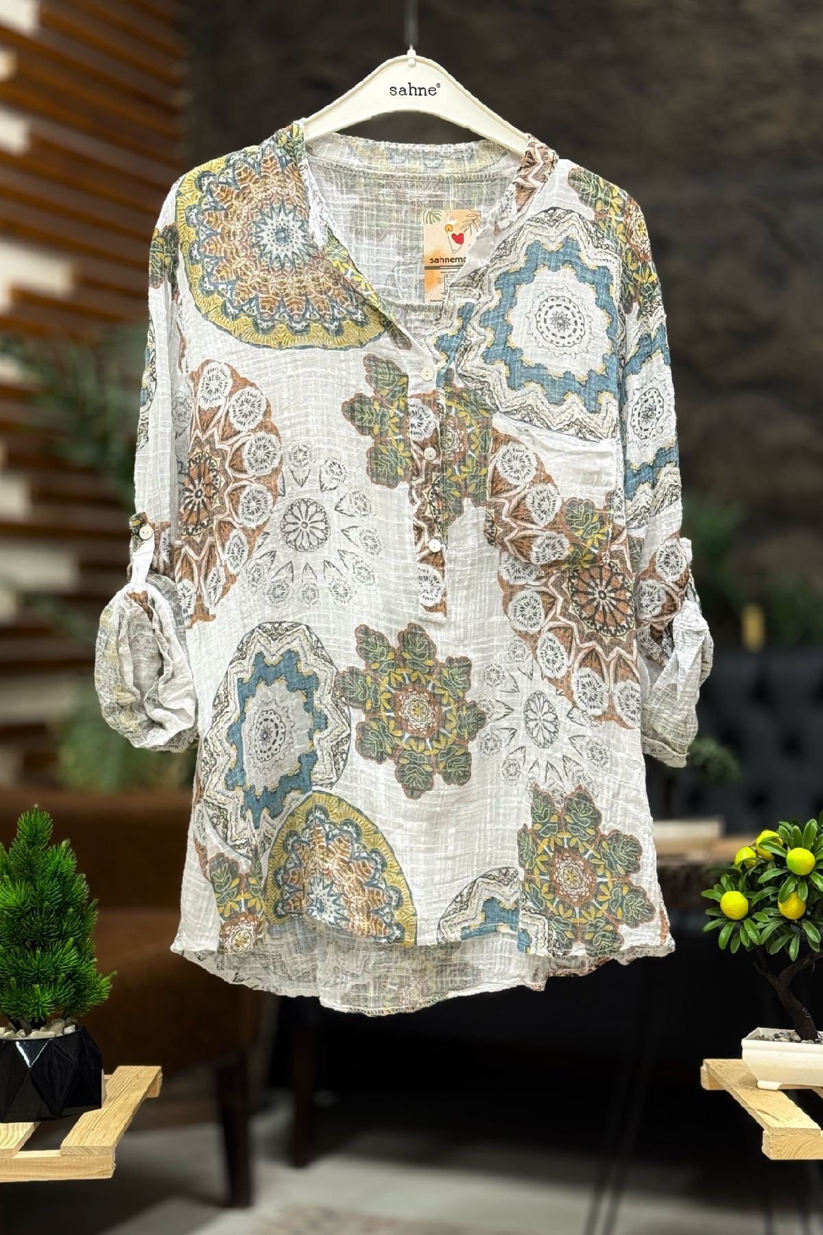 Mandala Ve Çiçek Desen Hakim Yaka Keten Gömlek