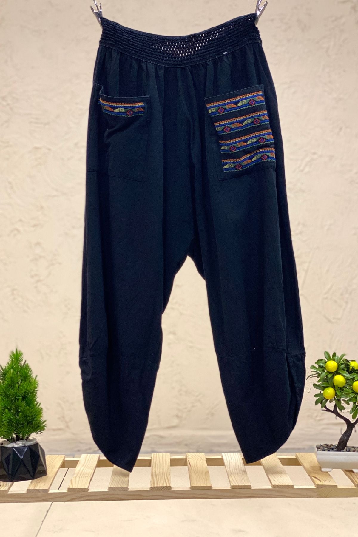 Paça V Kesim Cepleri Nakışlı Keten Pantolon