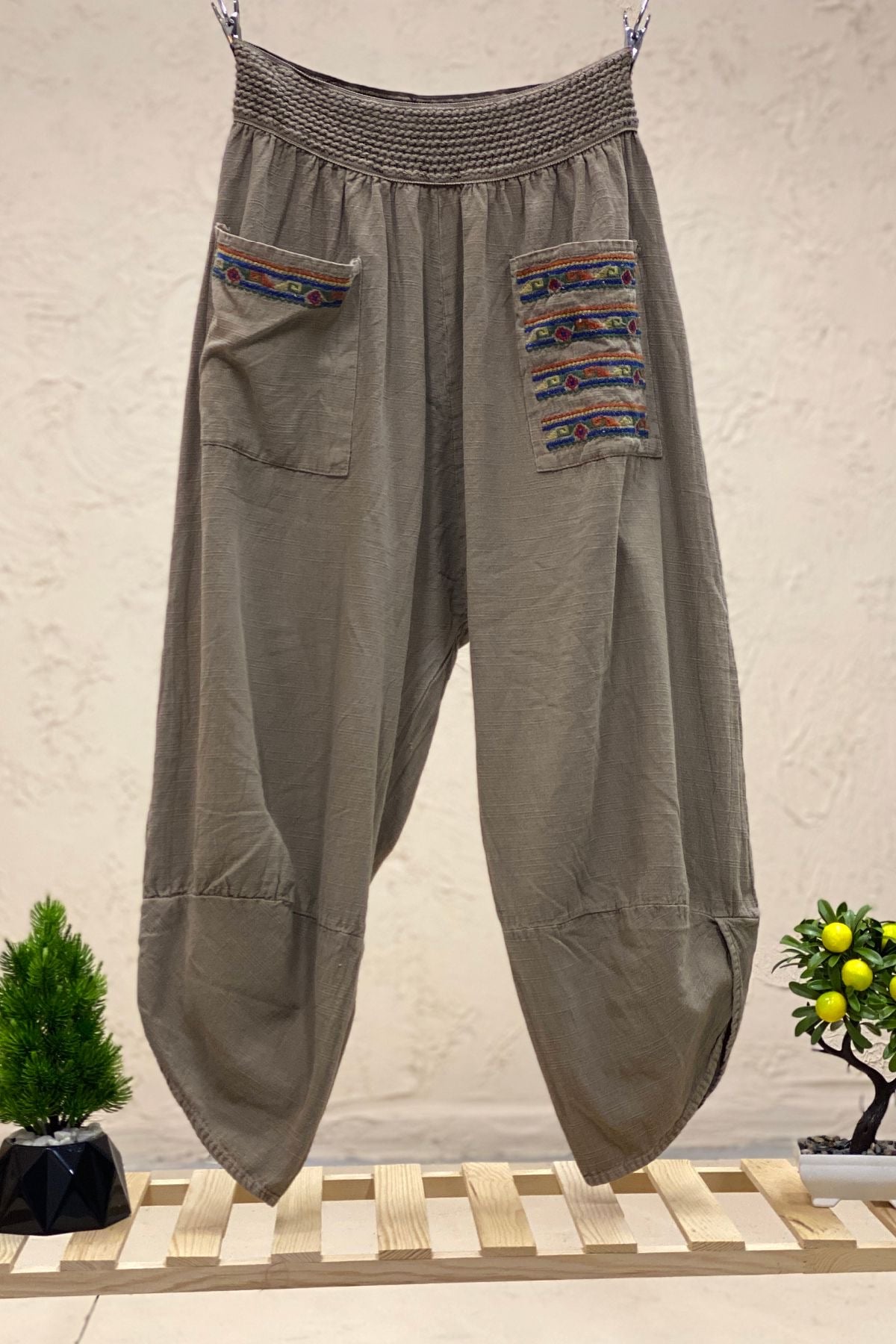 Paça V Kesim Cepleri Nakışlı Keten Pantolon