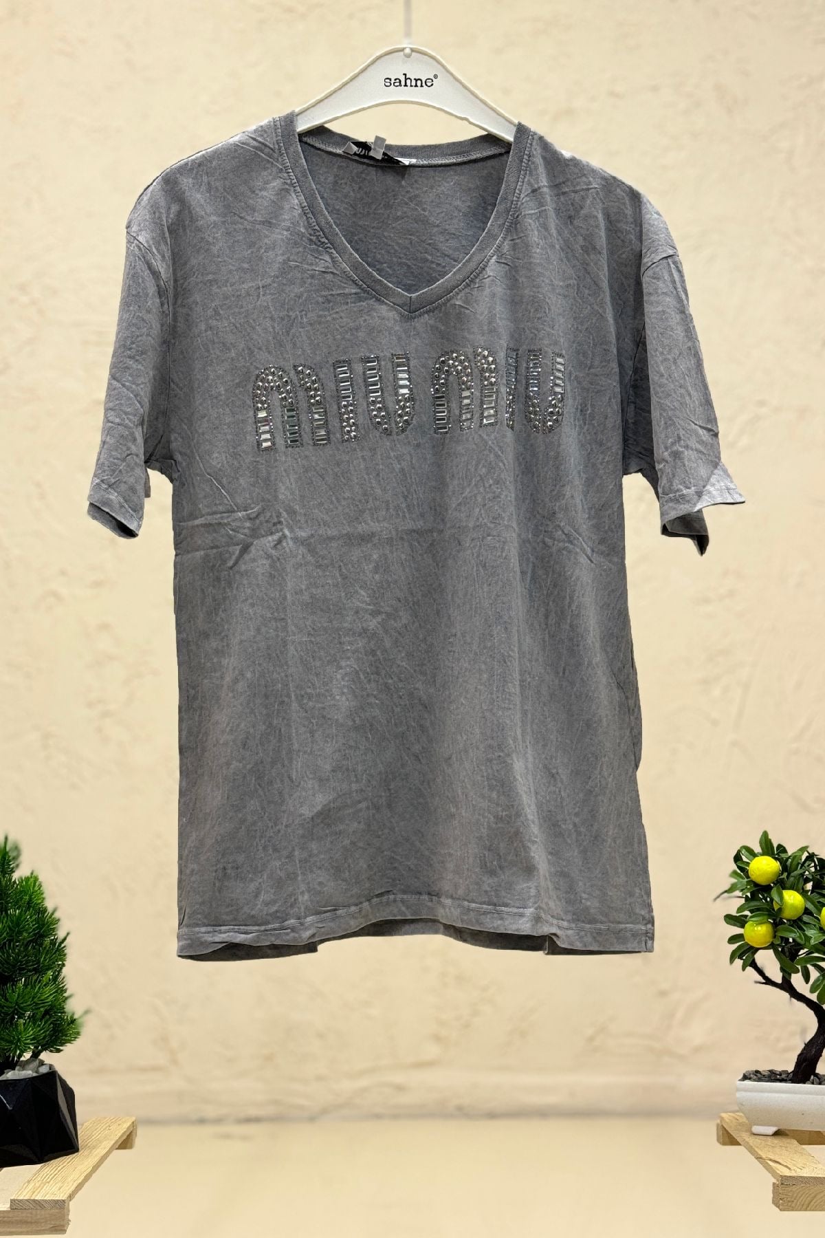 V Yaka Mıu Mıu Baskı Yıkamalı Tshirt