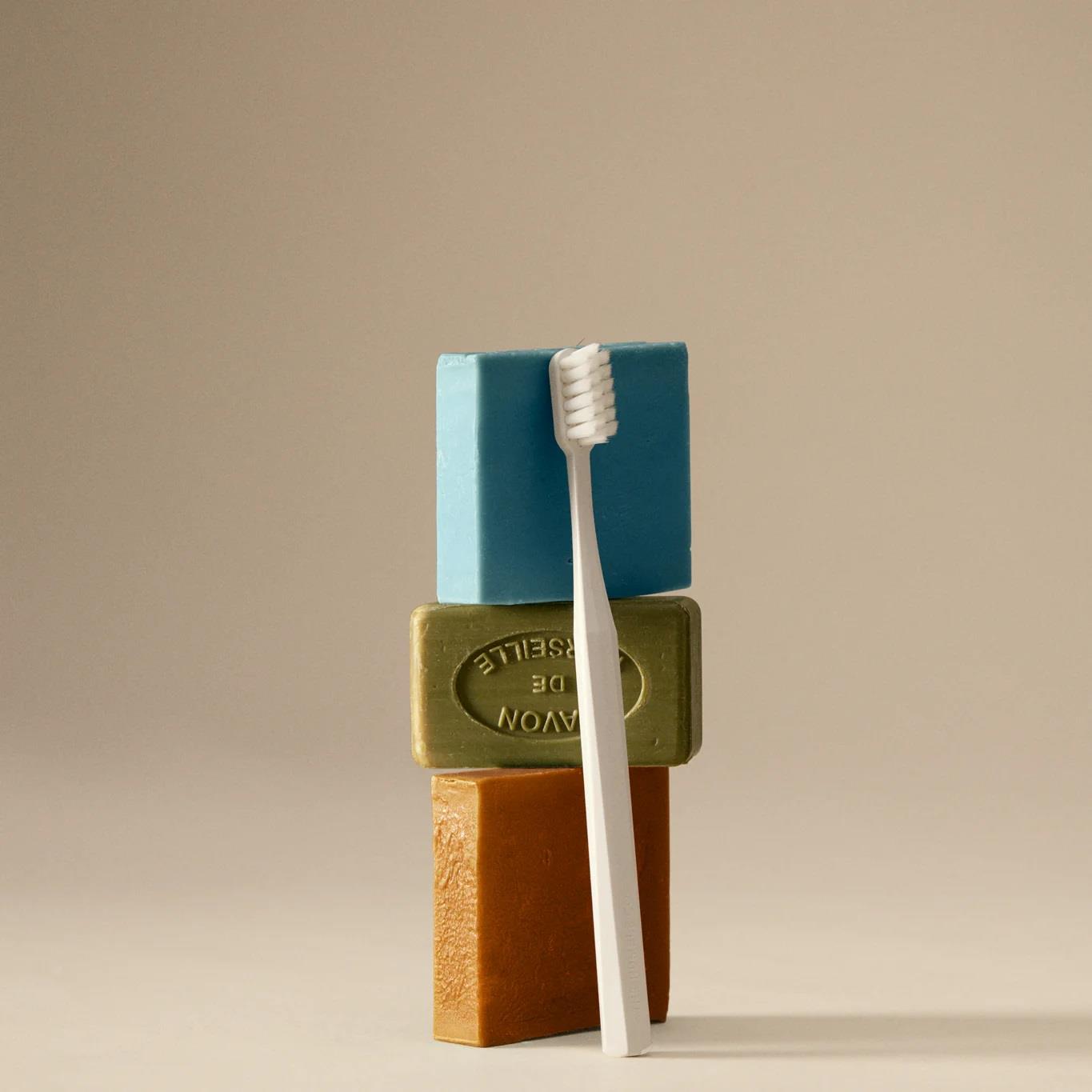 Ekstra Yumuşak Pro Diş Fırçası  - Beyaz