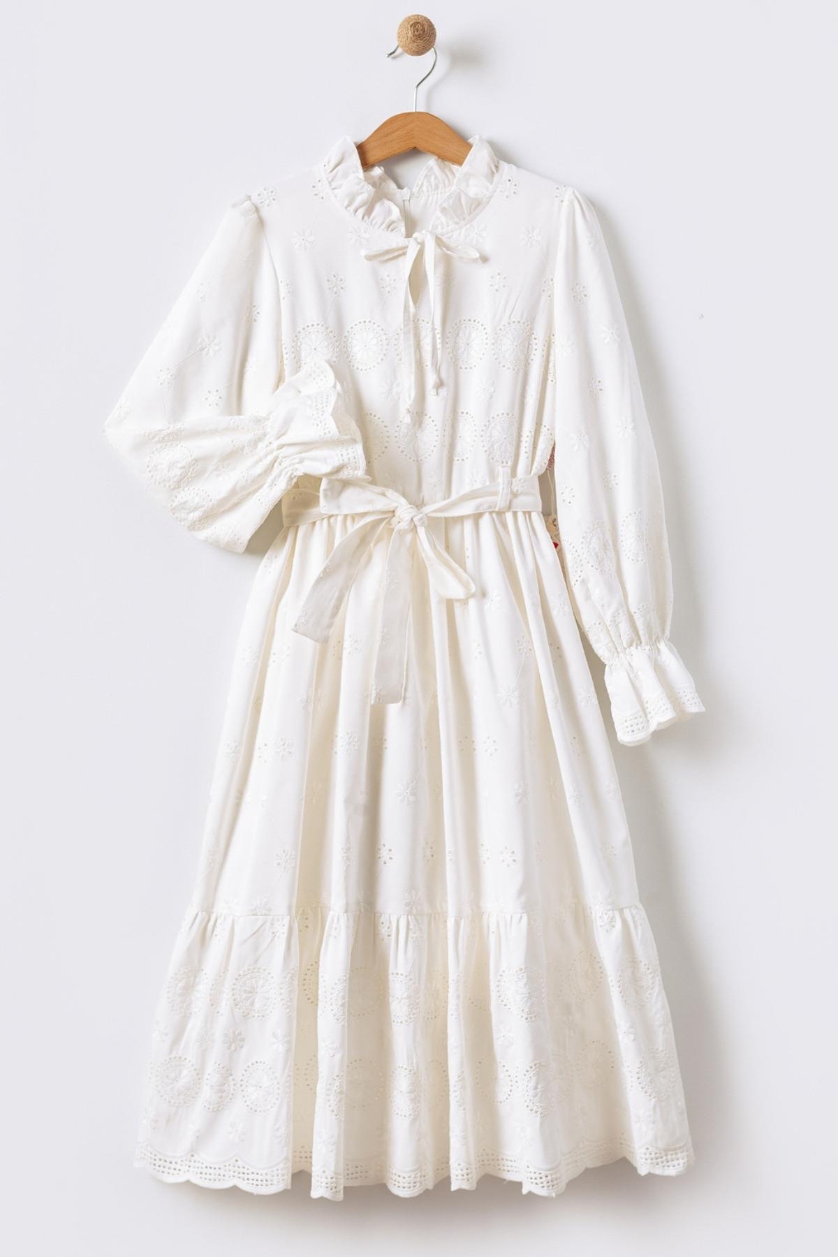 Boyundan Bağlamalı Brode Uzun Kollu Boydan Kız Çocuk Elbisesi - Ekru