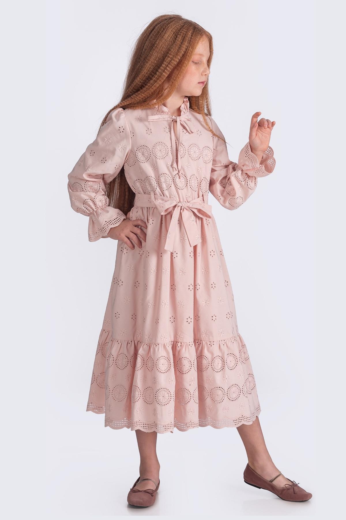 Boyundan Bağlamalı Brode Uzun Kollu Boydan Kız Çocuk Elbisesi - Pudra