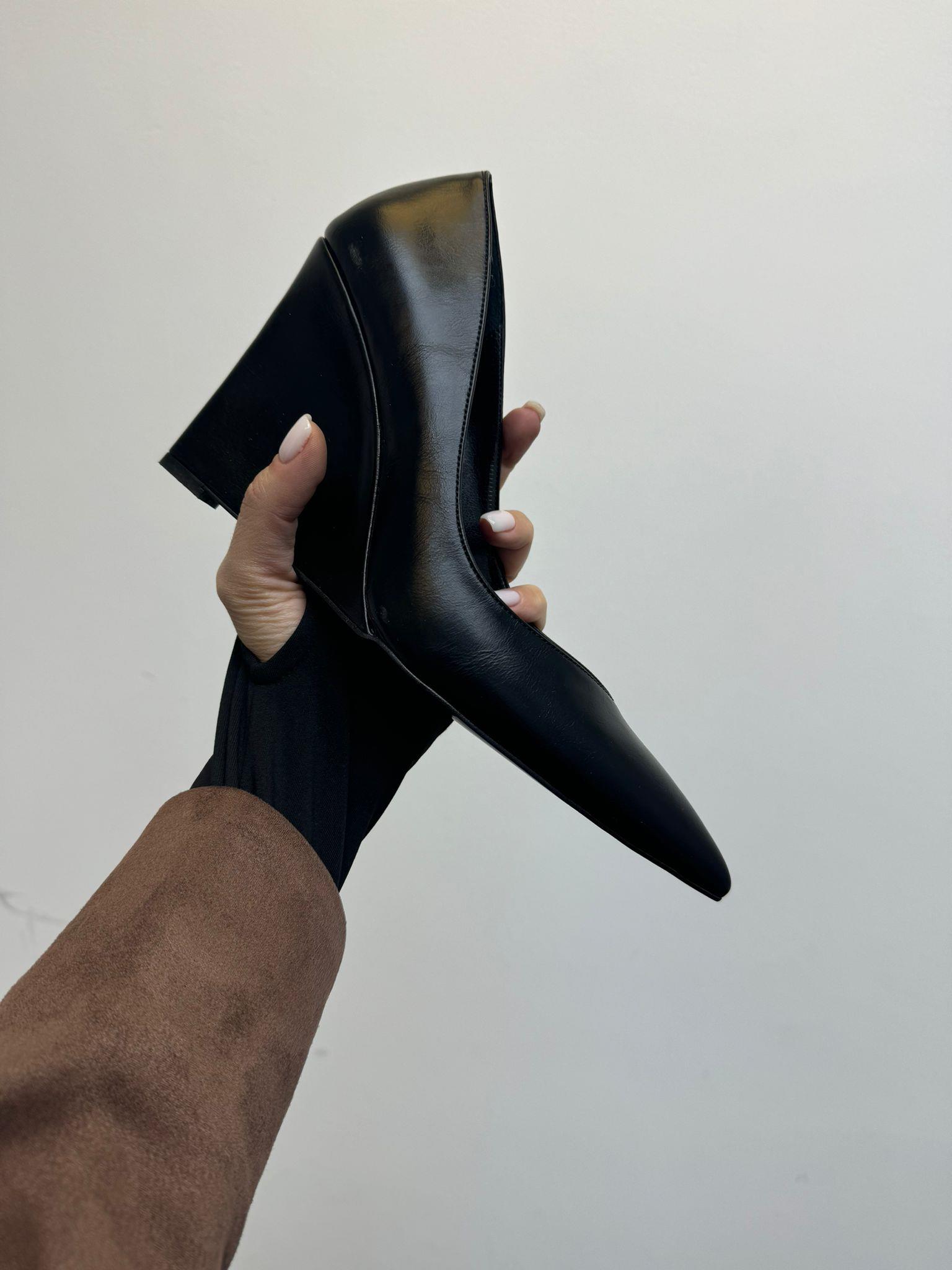 Liona Siyah Sivri Burun Dolgu Topuklu Ayakkabı