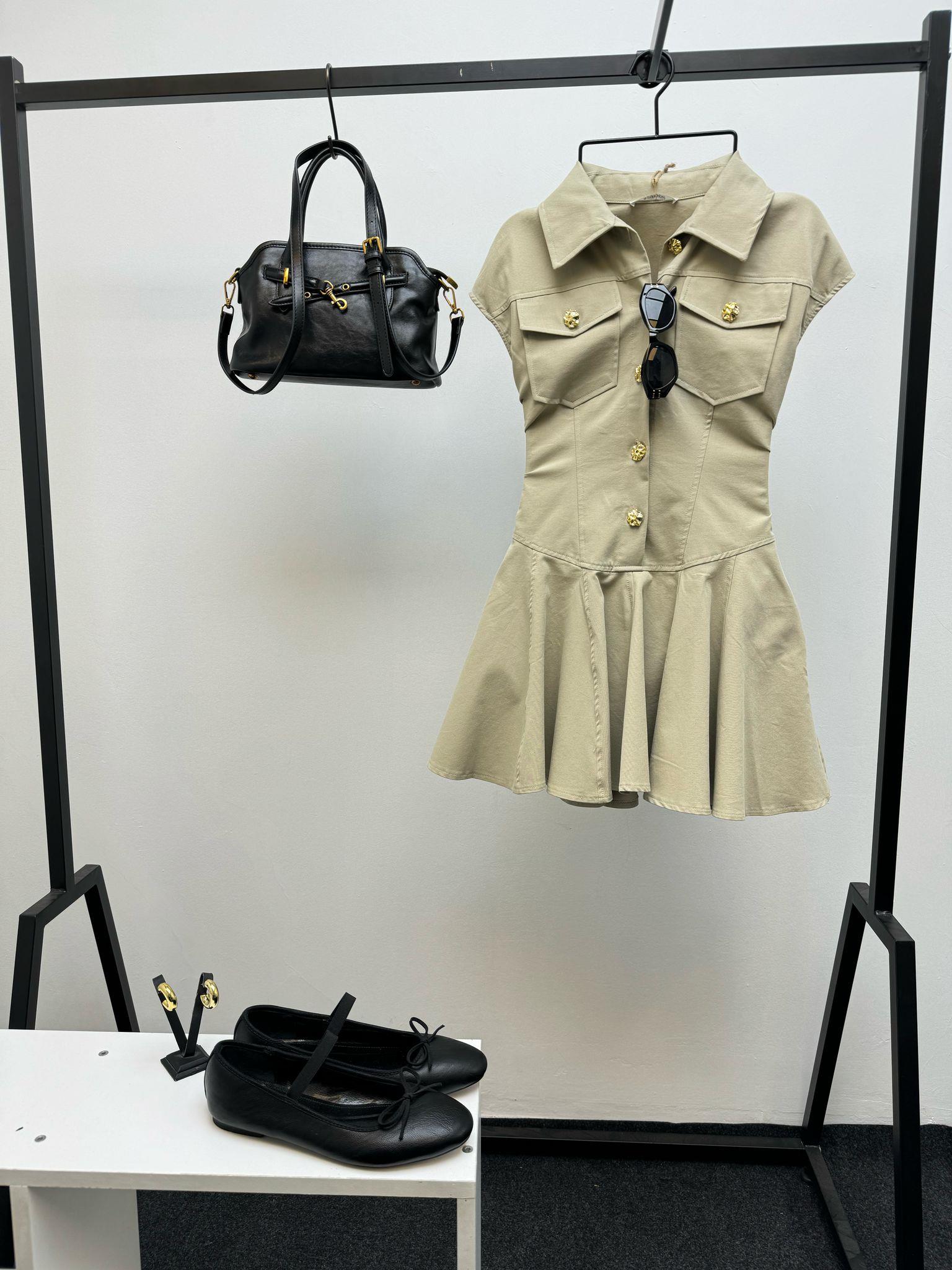 GOLD DÜĞMELİ BEJ ELBİSE