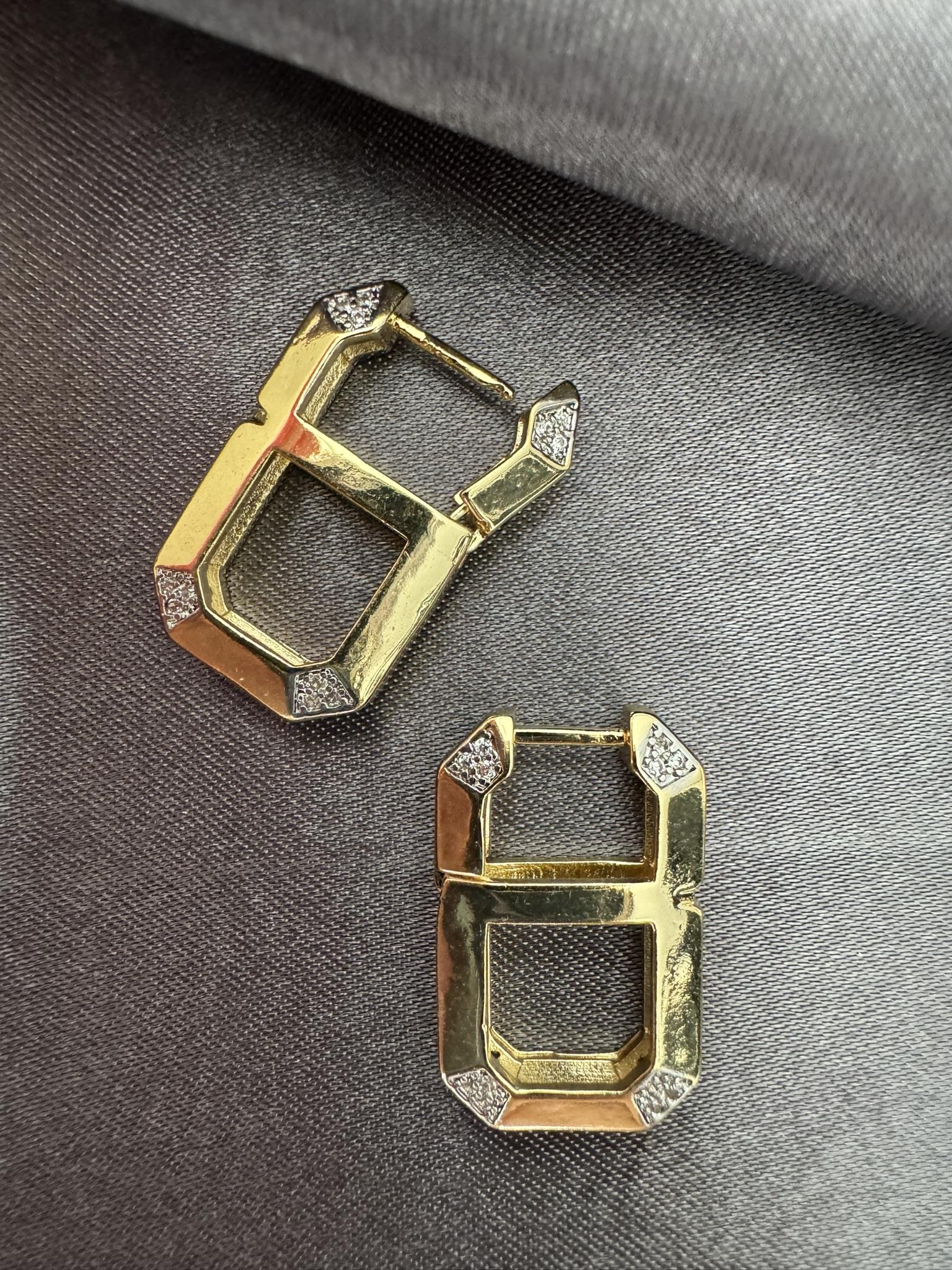 Köşe Taşlı Vip Gold Küpe