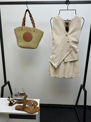 ÇAPRAZ DÜĞMELİ BEJ YELEKLİ TAKIM