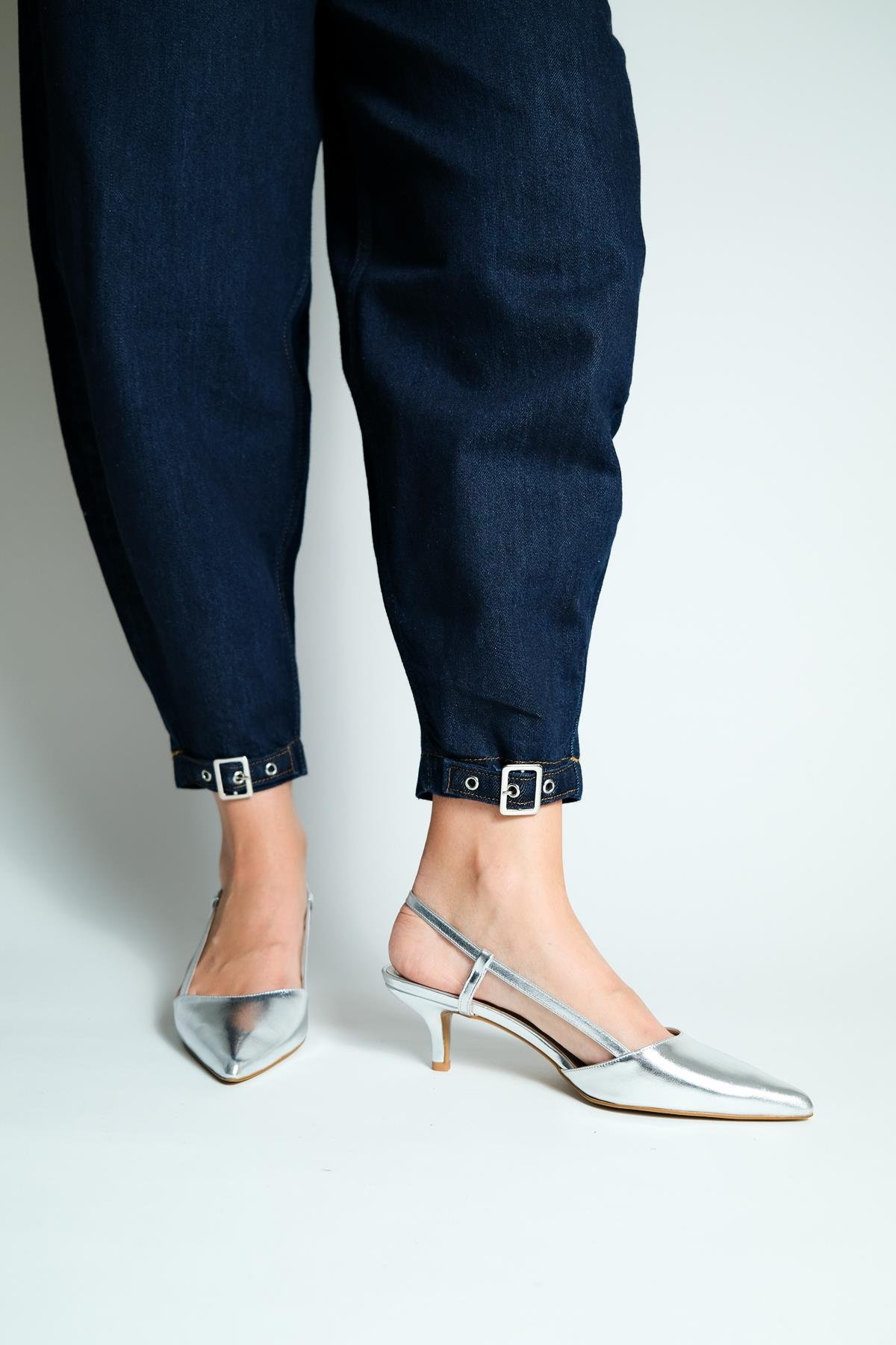 Pera Gümüş Arkası Açık Kısa Topuklu Rahat Ayakkabı