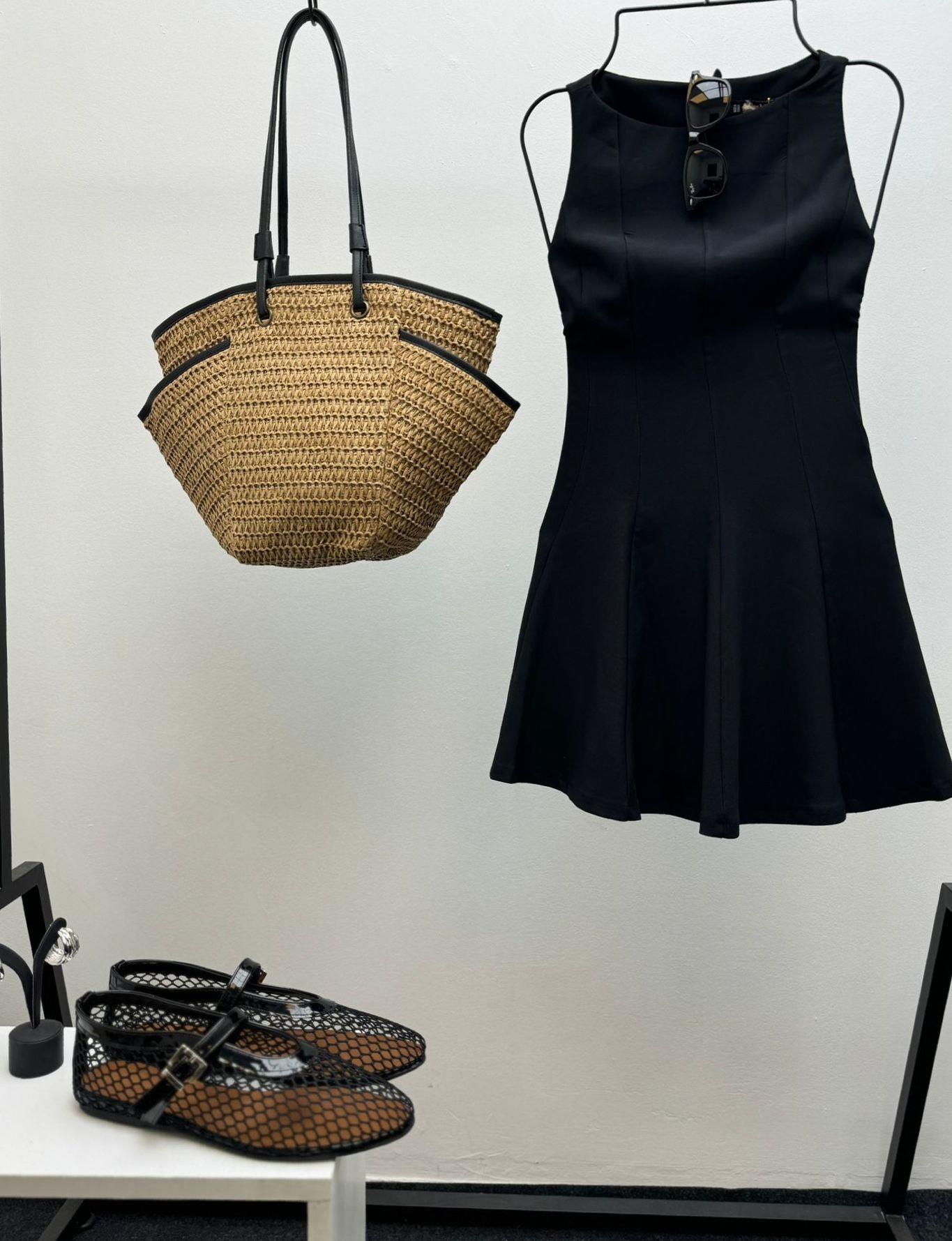 BELDEN OTURTMALI SİYAH ELBİSE